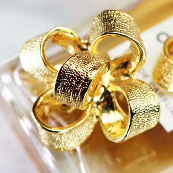 Vintage Kenneth Jay Lane 3-D Bow Clip-On Earrings - Picture 4 of 16